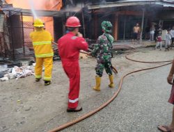 Kebakaran Ruko di Desa Binaan, Babinsa Koramil 16/Tapung Terjun Langsung Bantu Padamkan Api
