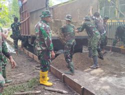 Satgas TMMD Ke- 115 Kodim 0313/KPR Bersama Masyarakat Terus Melangsir Bahan Material Semenisasi Jalan