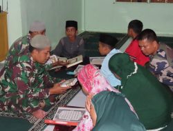 Wujud Kedekatan TNI Dengan Masyarakat, Satgas TMMD Ke- 115 Mengajar Ngaji di Musholla