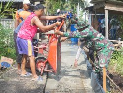 Satgas TMMD Ke-115 Kodim 0313/KPR dan Masyarakat Kompak Mengerjakan Semenisasi Jalan di Teluk Punak