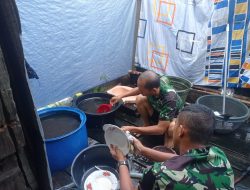 Anggota TMMD Ke – 115 Kodim 0313/KPR Bantu Orang Tua Angkat Mencuci Piring