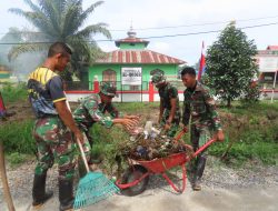 Satgas TMMD Ke-115 Kodim 0313/KPR Bersama Warga Bersihkan Lingkungan Mushalla Al Qodir