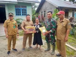 Satgas TMMD Ke-115 Kodim 0313/KPR Bersama Lurah Teluk Meranti Bagikan Sembako Untuk Warga