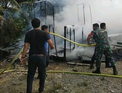 3 unit Kios Semi Permanen Terbakar, Tim Gabungan TNI Polri Bersama Damkar Padamkan Api 