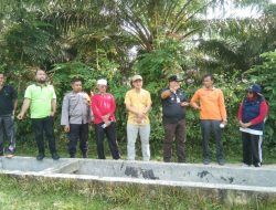 Ahmad Begab Bersama Upika Tinjau Lahan Sawah Yang Akan Diolah Didesa Tanjung