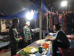 Anggota Satgas TMMD Ke -115 Kodim 0313/KPR Komsos dan Bercengkrama Dengan Pedagang