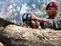 TNI AL Bantu Warga Korban Angin Puting Beliung