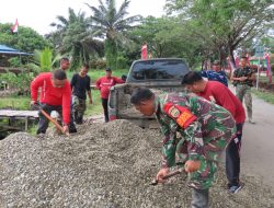 Sukseskan TMMD Ke-115, Camat Bersama Perangkat Ikut Angkut Material Pasir