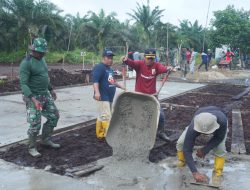 Lurah Teluk Meranti dan Perangkat Kelurahan Turun Bantu TMMD Ke- 115 Kodim 0313/KPR