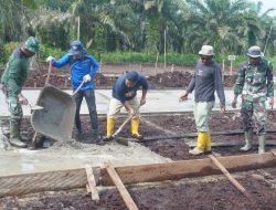 Satgas TMMD Ke – 115 Kodim 0313/KPR Lakukan Pengecoran Lapangan Volly 