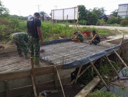 Satgas TMMD Ke-115 Kodim 0313/Kpr Lanjutkan Rangkai Besi Cor Lantai Jembatan