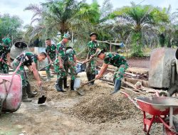 Peduli Dengan Sarana Olahraga, Satgas TMMD Ke – 115 Kodim 0313/Kpr Tuntaskan Cor Lantai Kerja Lapangan Voly