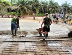 Moril Tinggi, Satgas TMMD Ke – 115 Kodim 0313/KPR Tak Henti Kerjakan Pembangunan Lapangan Volly