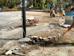Pengecoran Lapangan Volly Usai, Satgas TMMD Ke- 115 Kodim 0313/KPR Bersihkan Sisa Material