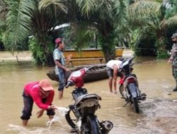 Curah Hujan Tinggi, Babinsa Cek Keadaan Air Sungai di Desa Sei. Kumango