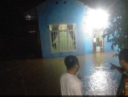 Babinsa Desa Aliantan Pantau Langsung Banjir Kiriman yang Meluap ke Lingkungan Rumah Penduduk