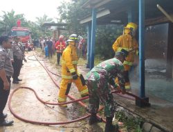 Kebakaran Rumah di Wilayah Binaan, Babinsa Koramil 16/Tapung Sigap Bantu Pemadaman