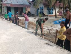Waspadai Terjadi Banjir, Babinsa Koramil 07/Kampar Gotong- Royong Bersama Warga Bersihkan Drainase