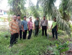 Babinsa Koramil 10/Kunto Darussalam Kodim 0313/KPR Dampingi Pencabutan Patok Batas Tanah