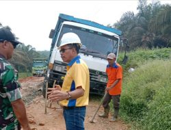 Babinsa Koramil 08/Tandun Bersama Warga, Bantu Truk Angkut Tanah yang Terpuruk