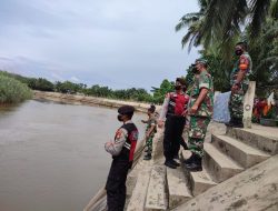 Petugas Gabungan Pantau Ketinggian Air Sungai Batang Lubuh
