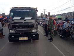 Babinsa Koramil 01/Bkn Bantu Personel Dishub Atur Lalin Jalan di Pasar Kuok
