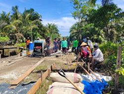 Danramil 15/KK Kapten Inf Hendra Pimpin Anggota Karya Bakti Bangun Semenisasi Jalan
