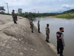 Para Babinsa Bersama Bhabinkamtibmas Pantau Debit Air Sungai Batang Lubuh