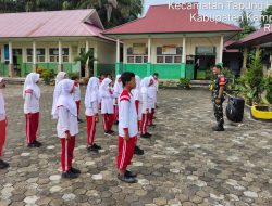 Tumbuhkan Disiplin Sejak Dini, Babinsa Koramil 16/Tapung Latih PBB Kepada Murid SD