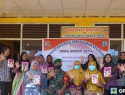 Serda Efrizal Ikut Bagikan Susu Prenagen Kepada 30 Ibu Hamil Langkah Pencegahan Stunting