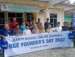 Babinsa Serma Syamsul Wahidin Ikut Bagikan Sembako Untuk Warga Kurang Mampu