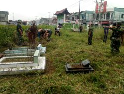 Dalam Rangka Menyambut HJK, Anggota Koramil 07/Kampar Laksanakan Karya Bhakti Di Desa Ranah Baru