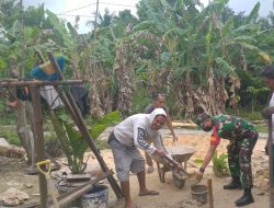Sinergi TNI Bersama Rakyat, Babinsa Bantu Bangun Rumah Warga