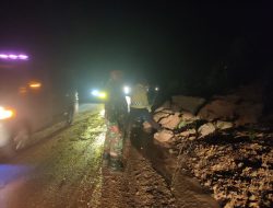 Gerak Cepat dan Tanggap Babinsa Bantu Evakuasi Pohon Tumbang Serta Atur Kendaraan Yang Melintas