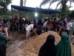 Kapten Arm Alza Septendi Danramil 16/Tapung Melayat dan Menghadiri Pemakaman Istri Anggota