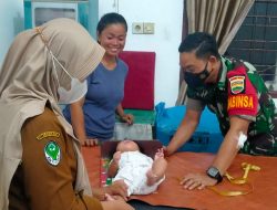Cegah Stunting, Babinsa Langgam Dampingi Kegiatan Posyandu