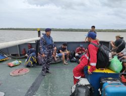 TNI AL Bantu Evakuasi ABK Kapal Tenggelam di Perairan Muara Sungsang