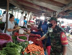 Jelang Pergantian Tahun ,Babinsa Cek Harga Sembako di Pasar Tradisional