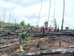 Praka Fayzul Tanam Pohon Sembari Patroli Karhutla