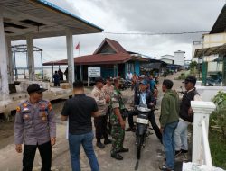 Babinsa Kelurahan Teluk Dalam Sertu Hendra Gunawan Pantau Prokes Para Penumpang di Pelabuhan Penyalai