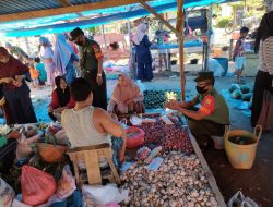 Babinsa Koramil 16/Tapung Keliling Pasar Pantau Harga Sembako Pasca Tahun Baru 2023