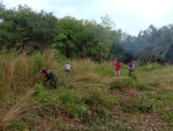 Babinsa Koramil 04/Pkl Kuras Melaksanakan Giat Goro Bantu Warga Bersihkan TPU