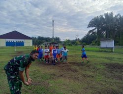 Tanamkan Olah Raga Sejak Dini, Babinsa Koramil 16/Tapung Sambangi Anak-anak Latihan Bola Kaki
