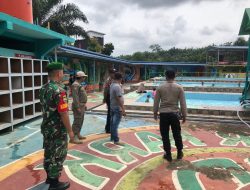 Babinsa dan Polsek Ukui Himbau Pengunjung Untuk Selalu Berhati-Hati Saat Berenang