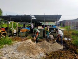 Kompak, Babinsa dan Warga Gotong- Royong Cor Jalan