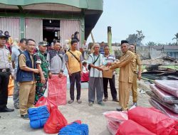 Serda Eriyal Ikut Bantu Bagikan Bantuan Sandang Pangan Kepada Kieban Kebakaran Kios Desa Sialang Indah