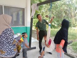 Dampingi Pelayanan Posyandu, Babinsa Koramil 16/Tapung Ikut Wujudkan Balita Sehat