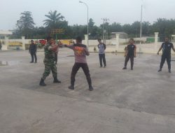 Babinsa Koramil 11/Tambusai Berikan Pelatihan Beladiri Kepada Sekuriti