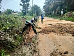 Agar Parit Tidak Tersumbat, Babinsa Koramil 16/Tapung Bersama Warga Binaan Laksanakan Goro