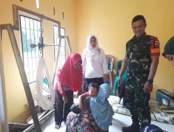 Wujud Kepedulian dan Pencegahan Stunting, Babinsa Koramil 16/Tapung Dampingi Bidan Desa Mengecek Kesehatan Balita